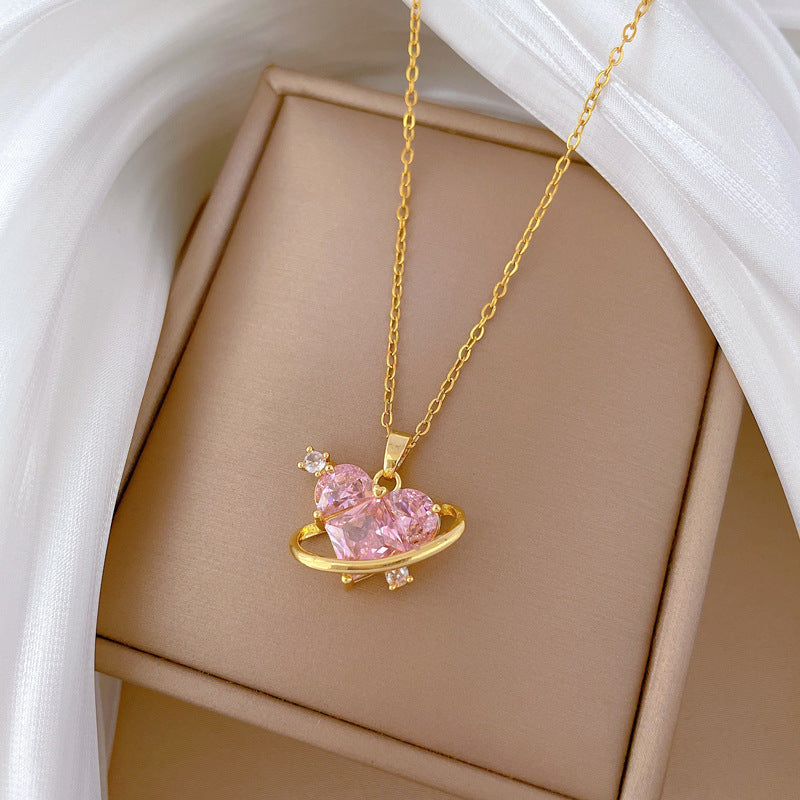 Delicata collana da donna in acciaio al titanio a forma di cuore intagliato rosa con intarsio di strass, catena clavicola elegante minimalista
