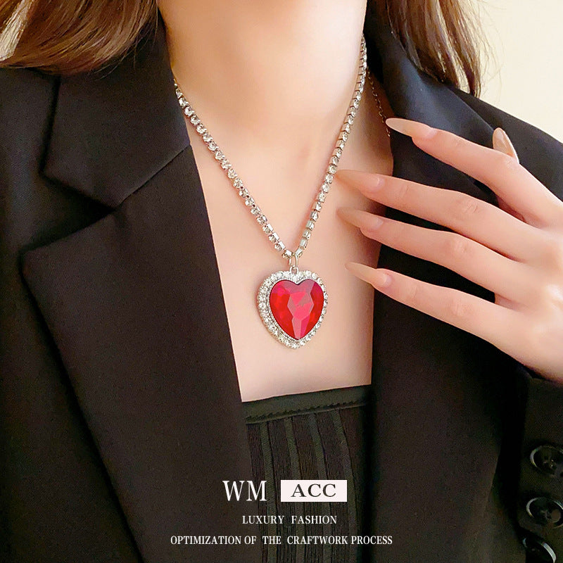 Collana con pendente a cuore a goccia in stile lusso con intarsio in strass in acciaio al titanio su catena in rame da donna