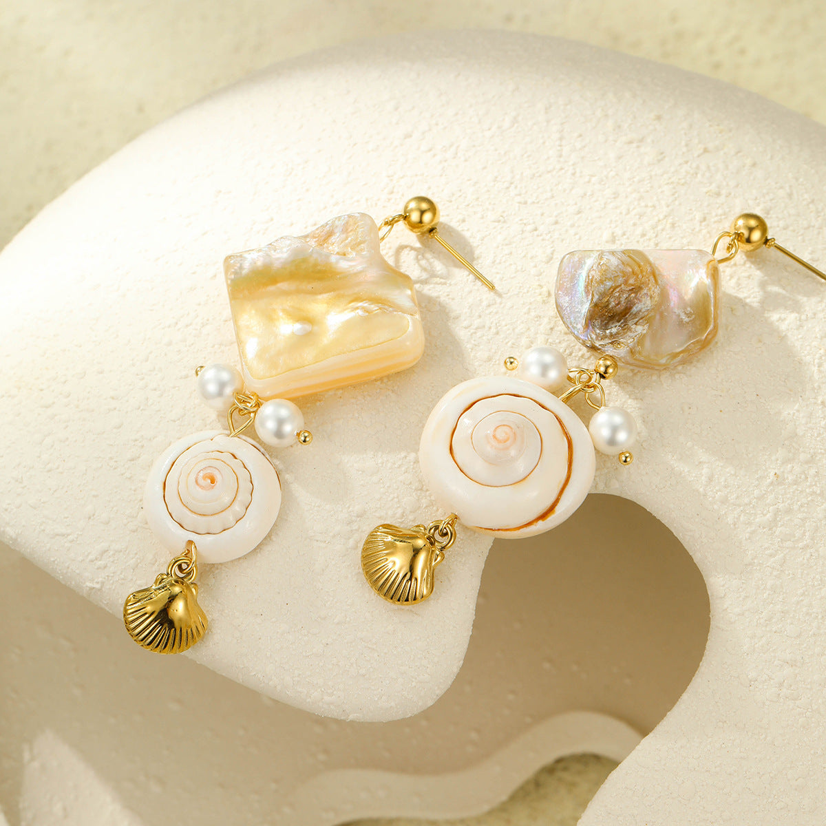 Pendientes colgantes de concha y perlas estilo vacaciones para mujer en acero inoxidable con acabado chapado