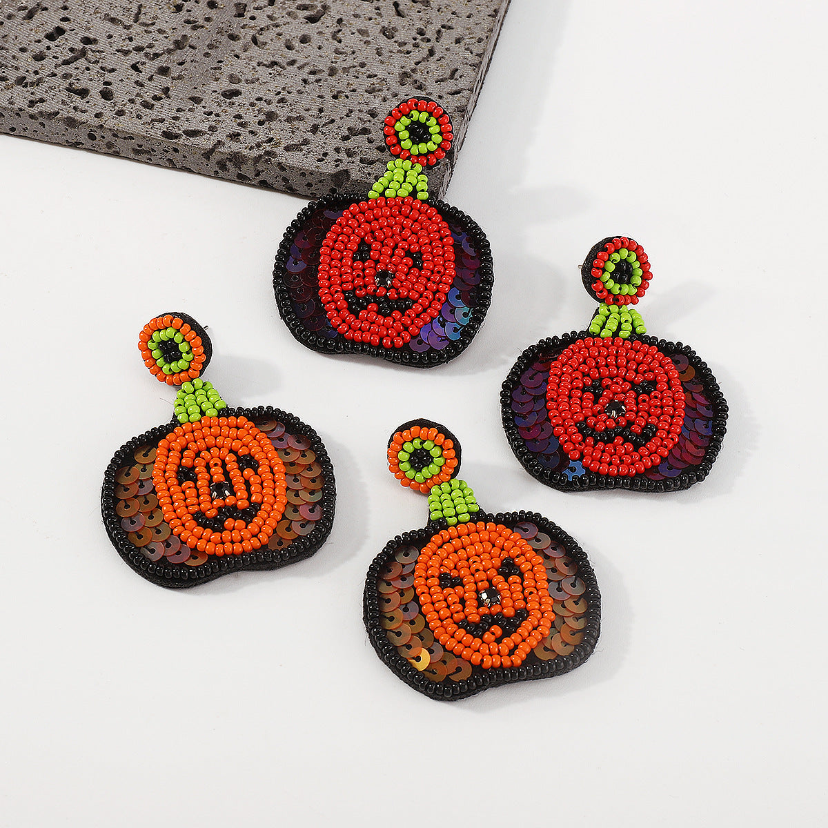 Pendientes llamativos estilo punk de Halloween con forma de calavera y calabaza, con lentejuelas y chaquiras en postes de acero inoxidable