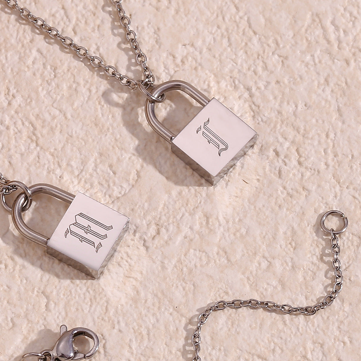 Collana da donna con ciondolo a lucchetto a forma di lettera in acciaio inossidabile alla moda e minimalista con finitura placcata