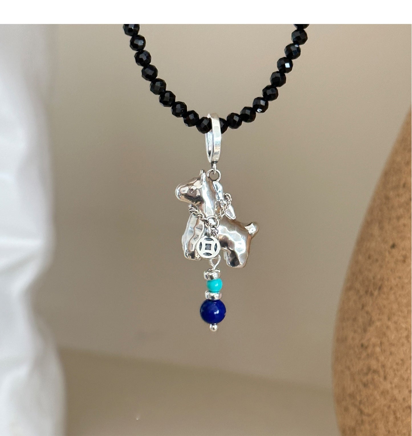 Collar con colgante de caballo minimalista de lujo para mujer en madera con chapado en oro de 18 quilates — Cadena para suéter de uso diario