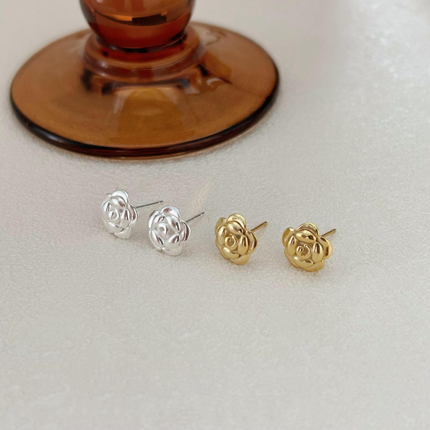 Orecchini a perno minimalisti floreali in argento 925 con placcatura in oro per donna