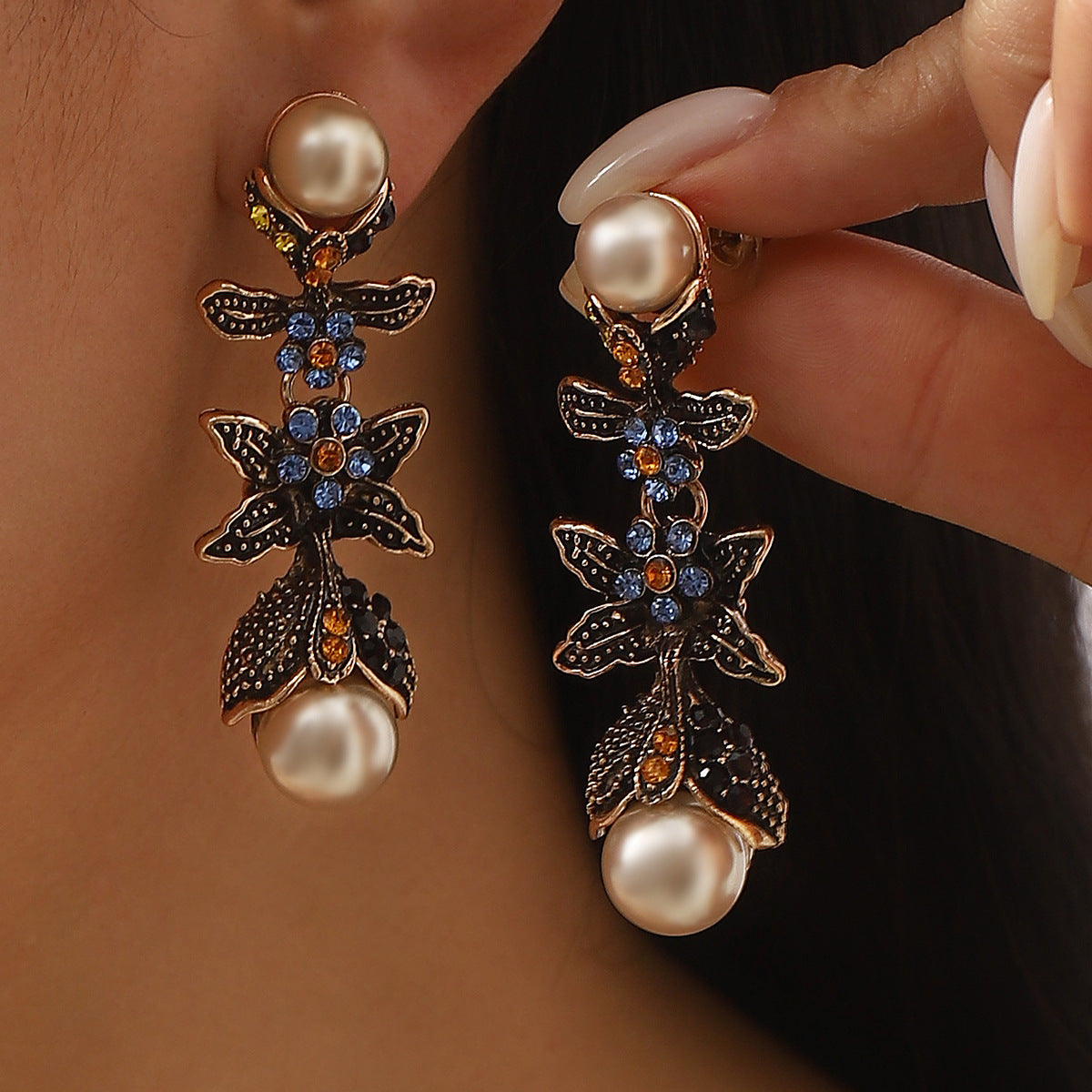 Pendientes de aleación con forma de corazón vintage con detalles de diamantes de imitación y perlas de imitación para mujer