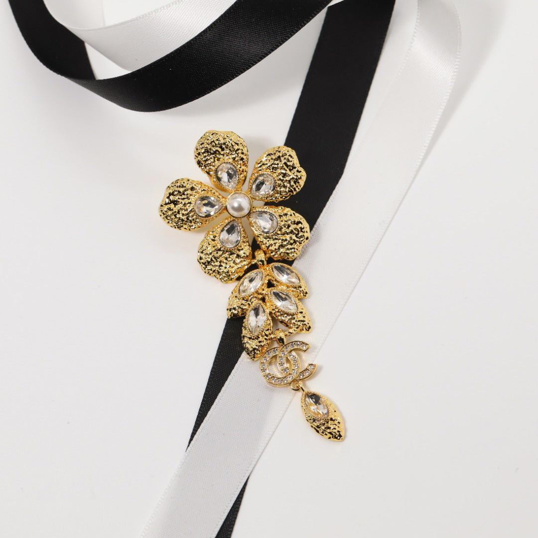Orecchini floreali vintage in ottone placcato oro
