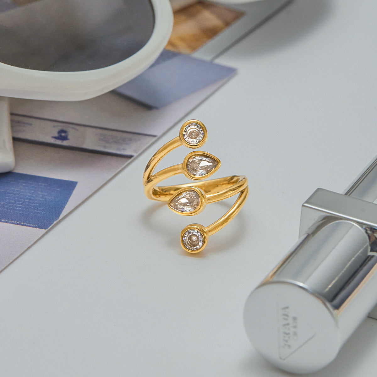 Anello geometrico in acciaio inossidabile con accenti in zirconia placcati per donna, anello di lusso minimalista alla moda