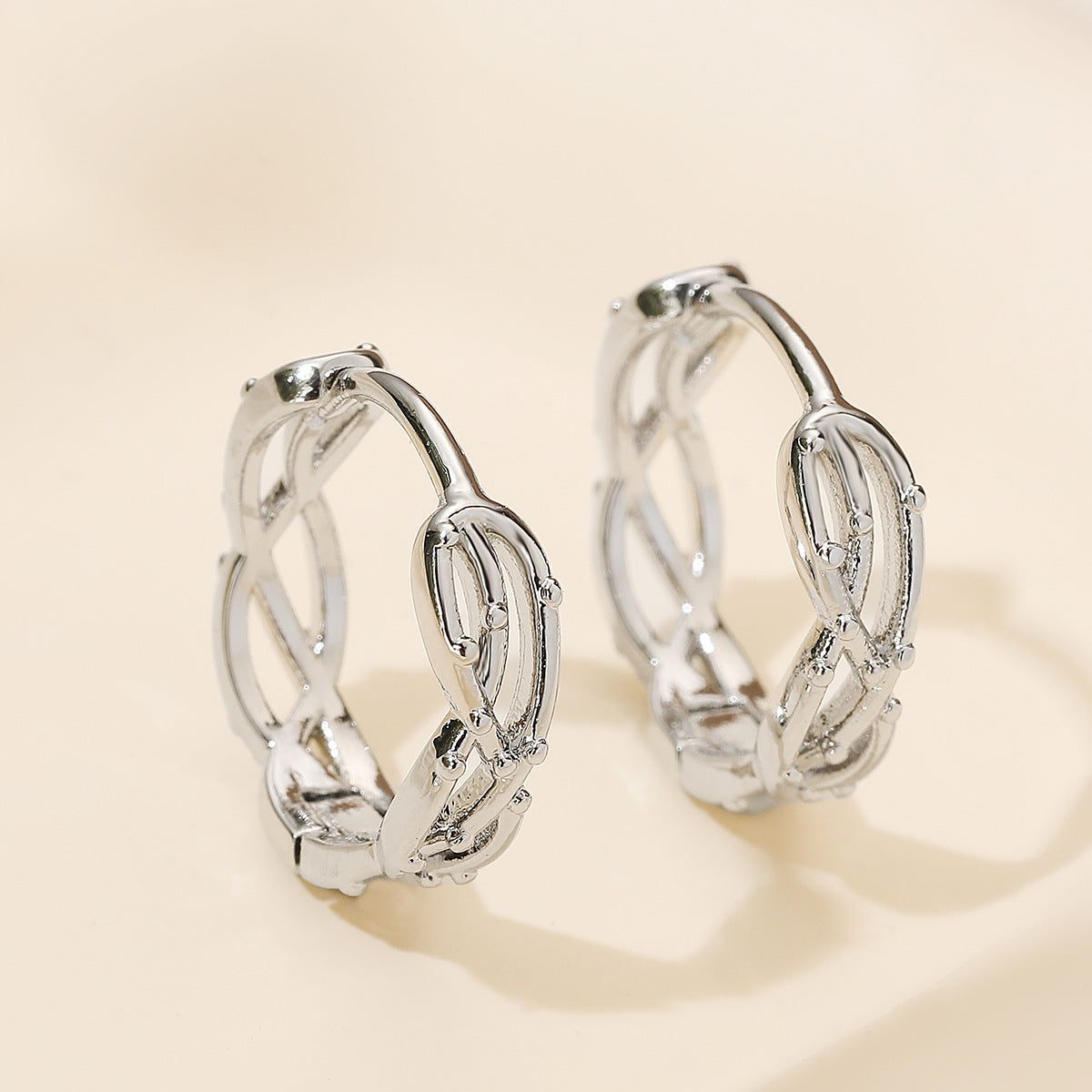Pendientes minimalistas geométricos calados de cobre con baño de oro de 18 quilates para mujer