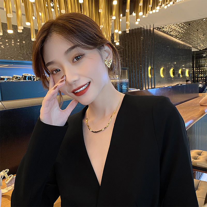Collar minimalista de acero de titanio chapado en oro de 18 quilates con colgante geométrico cuadrado y cadena de serpiente para mujer