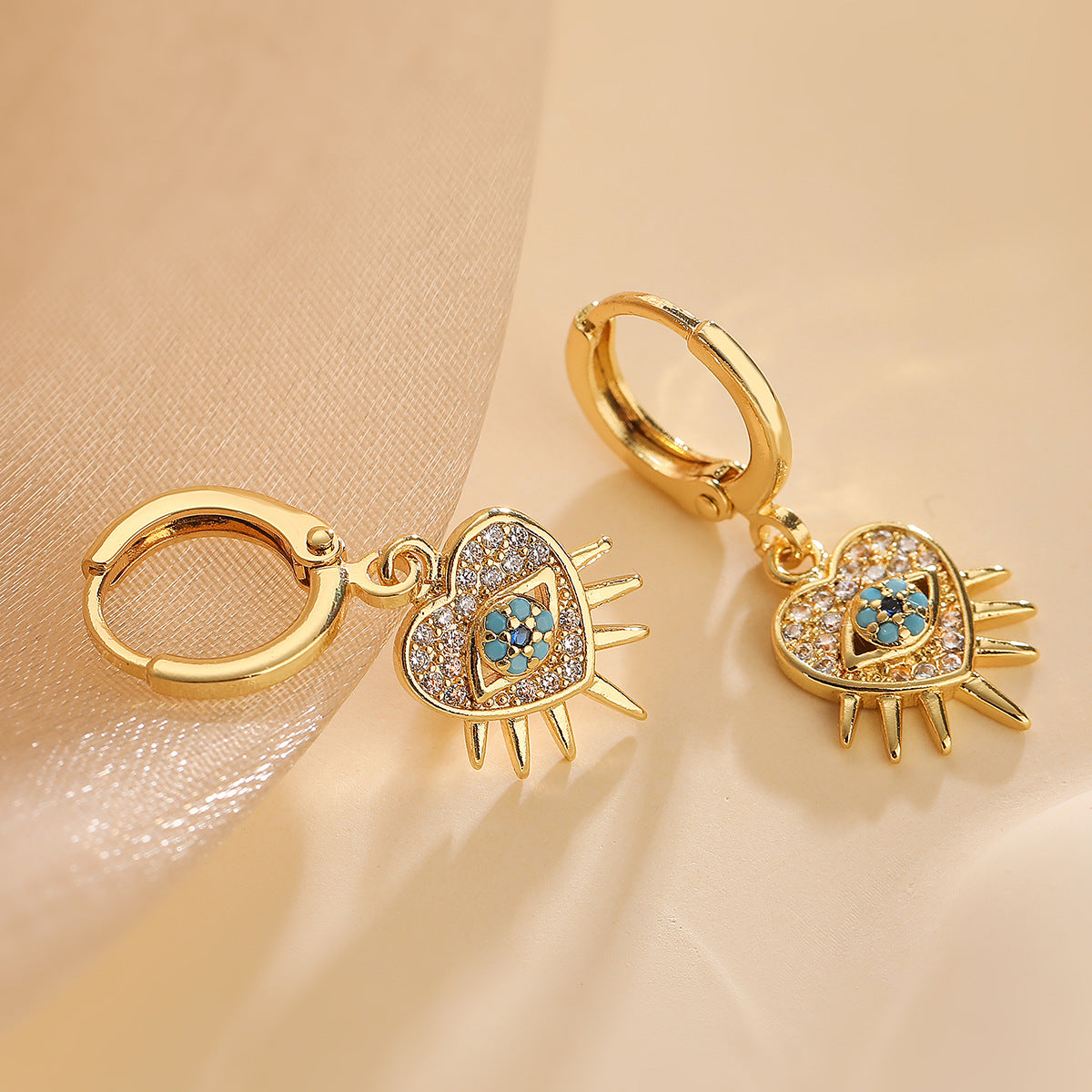 Orecchini a Cuore Minimalisti Geometrici con Occhio di Allah in Rame Placcato Oro 18K e Intarsio di Zirconi da Donna