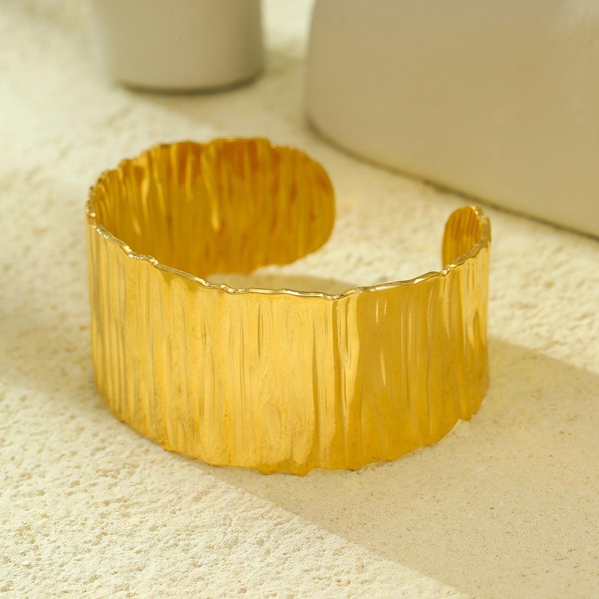 Pulsera Minimalista de Puño Ancho con Textura Irregular de Acero Inoxidable con Baño al Vacío de Oro de 18K