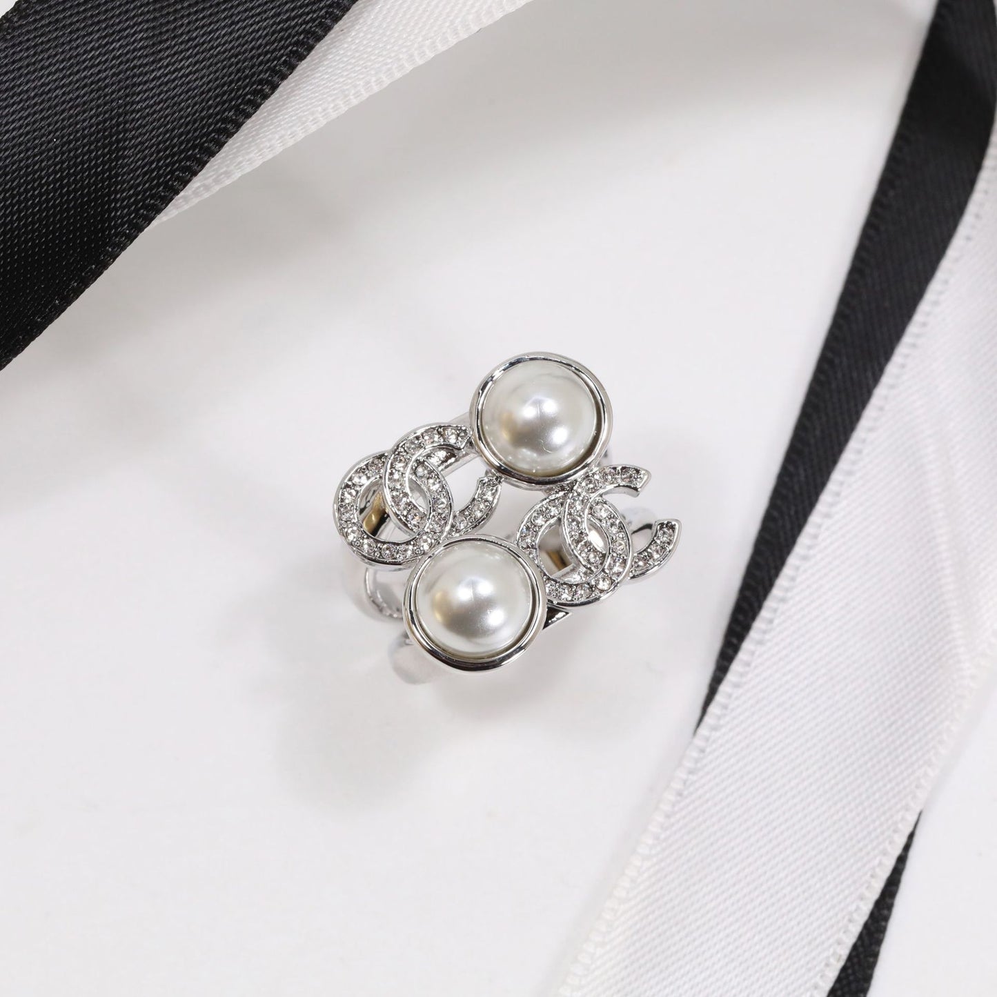 Anello con lettera in ottone placcato oro di lusso con strass e perle