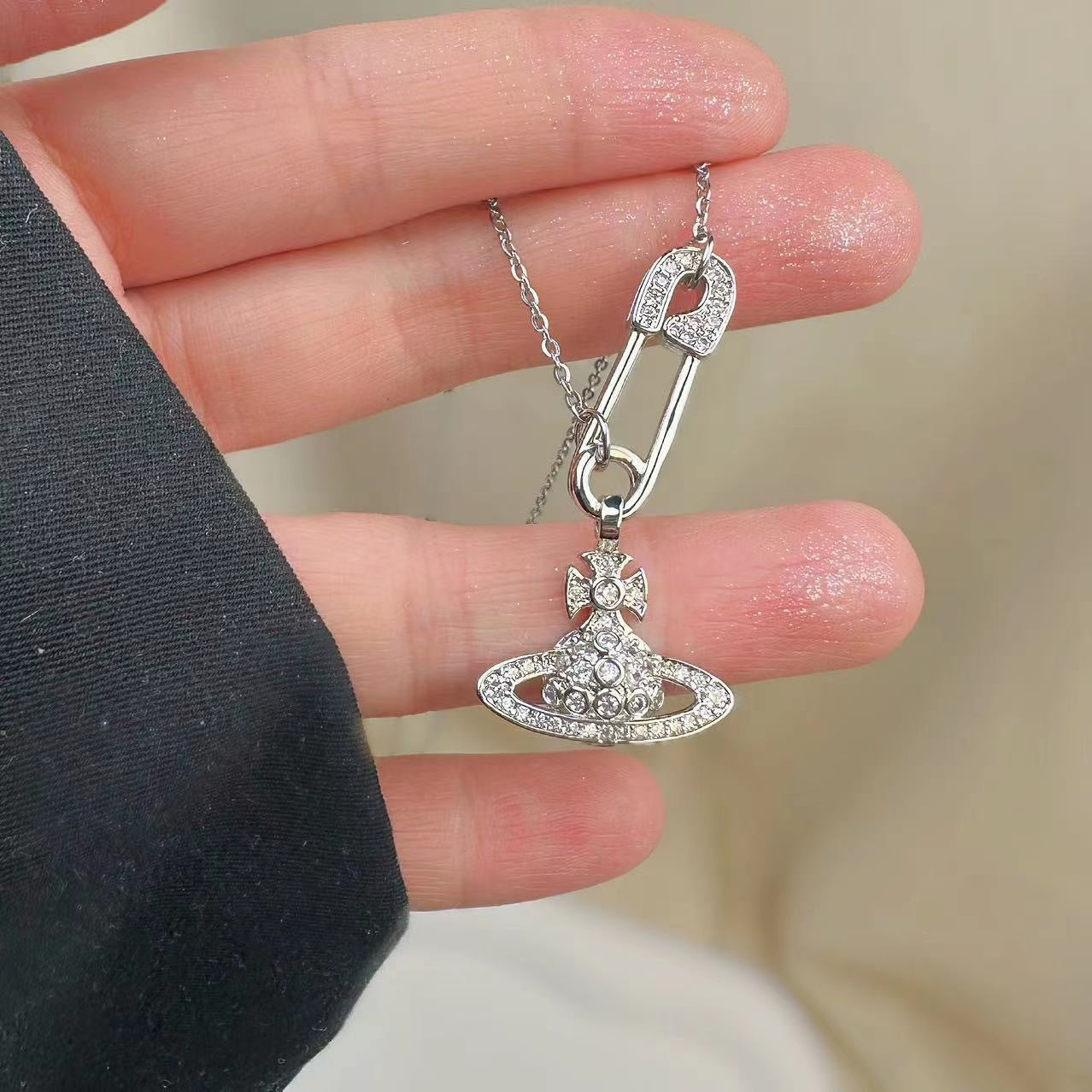 Minimalist Star-Shaped Titanium Steel Necklace with Rhinestone Inlay for Women, O-Chain, Lightweight Luxury Pendant Jewelry