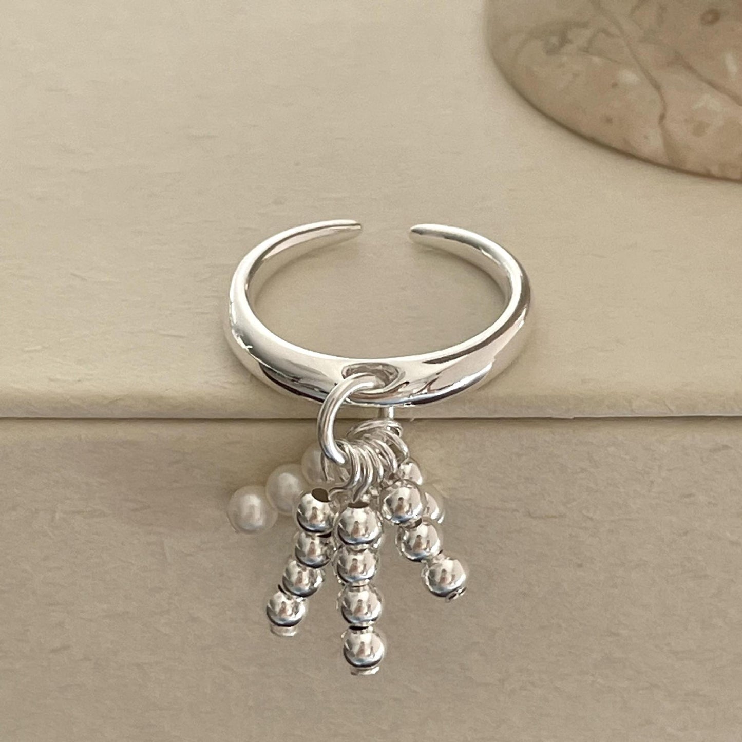Anillo minimalista con borla de plata de ley S925 y cuentas con detalles de perlas para mujer