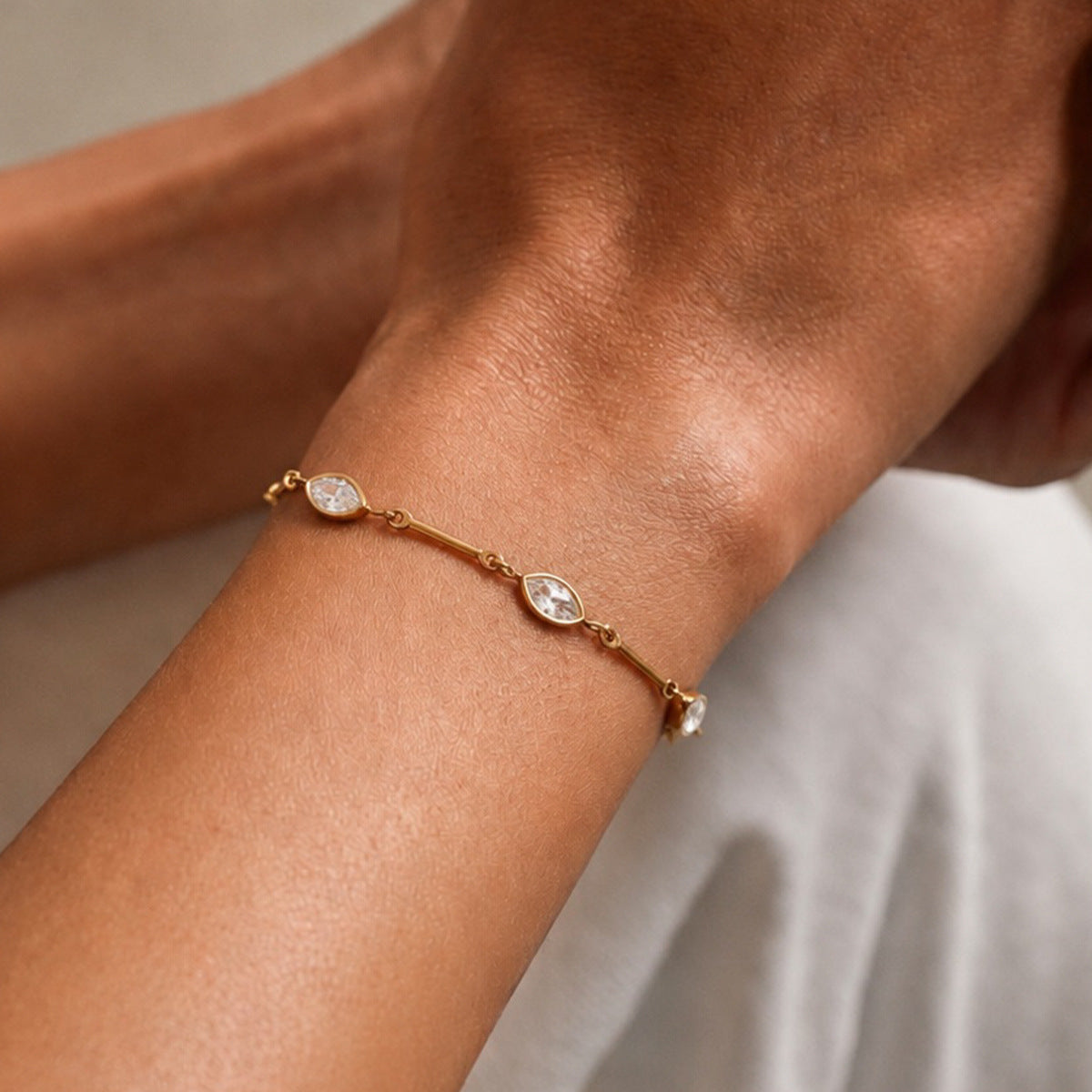 PVD Minimalist Stainless Steel Cubic Zirconia Heart Round Wave Spring Bracelet