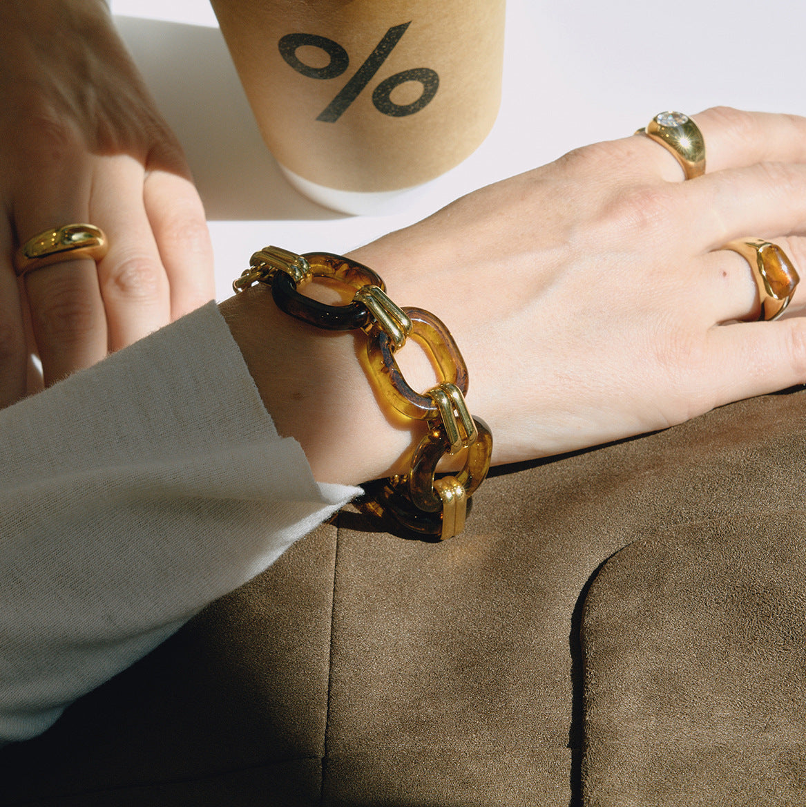 Pulsera minimalista geométrica de resina ámbar con cierre OT en acero de titanio con baño para mujer
