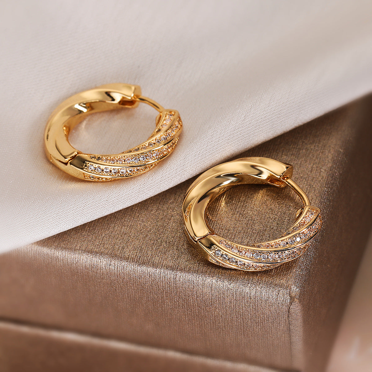 Orecchini a cerchio irregolari geometrici minimalisti da donna con base in rame, placcatura in oro vero e intarsio di zirconi