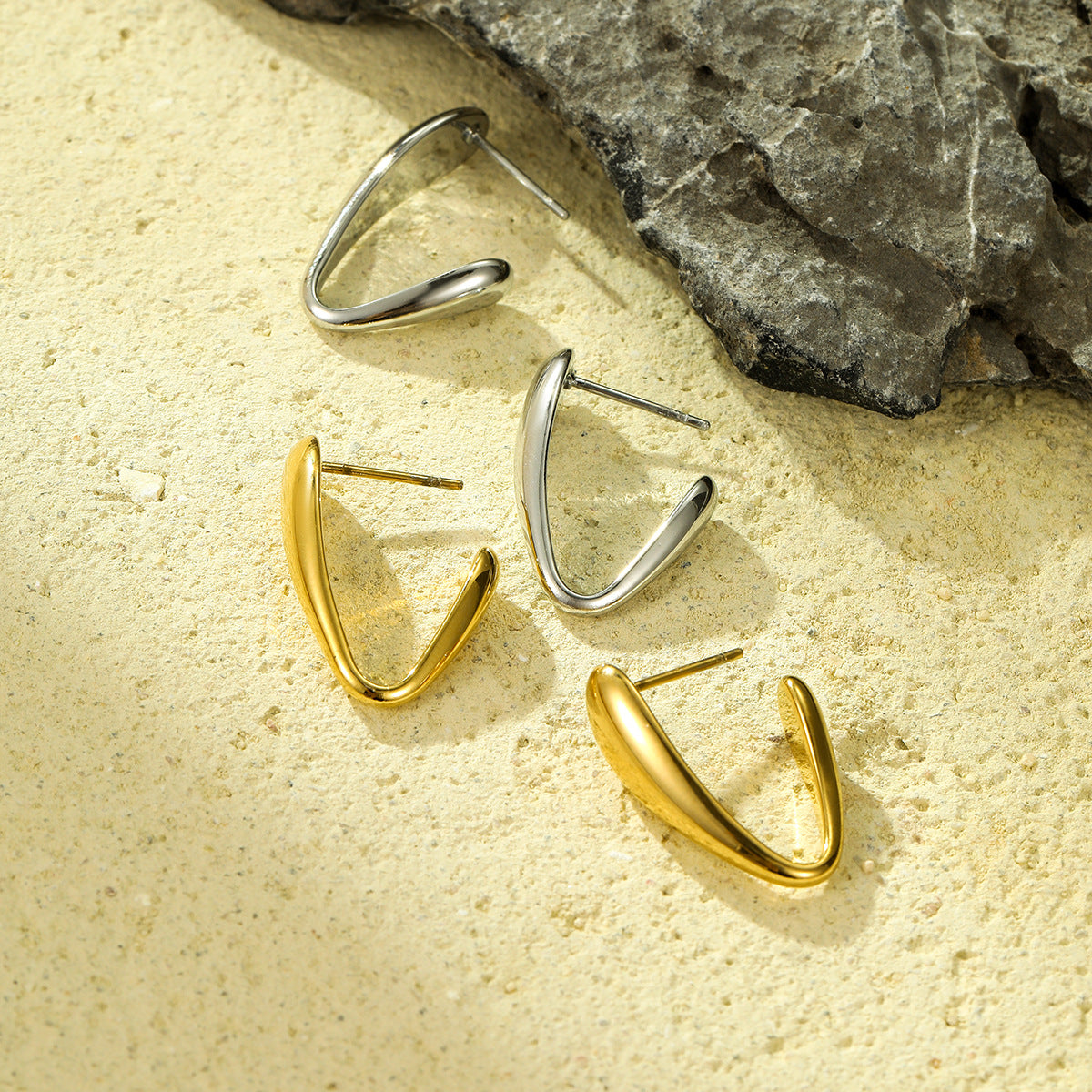 Pendientes Minimalistas de Titanio en Forma de V con Acabado Chapado para Mujer