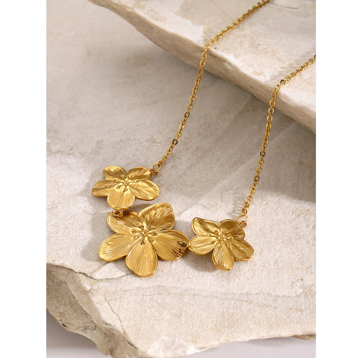 Collana con ciondolo a tre fiori in acciaio inossidabile placcato oro 18 carati, stile francese elegante, con catena a maglie ovali