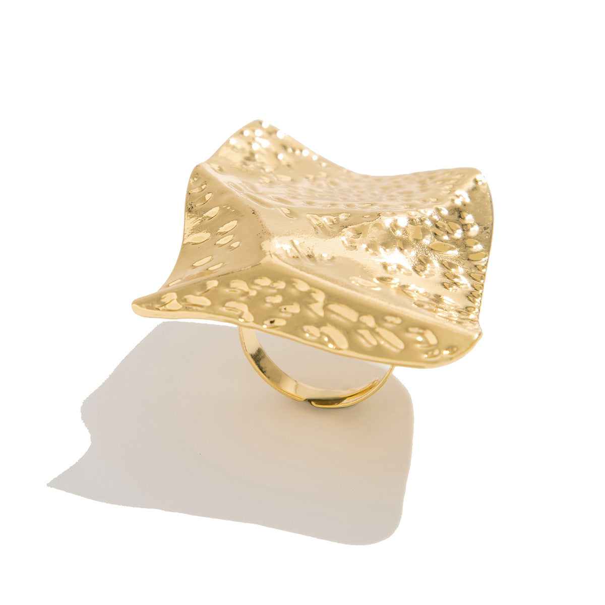 Anello da donna minimalista geometrico testurizzato in lega con design floreale e finitura martellata