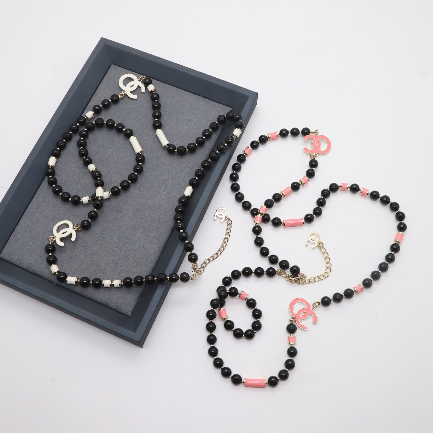 Collar de cadena de bolas de perlas chapado con letras vintage para mujer