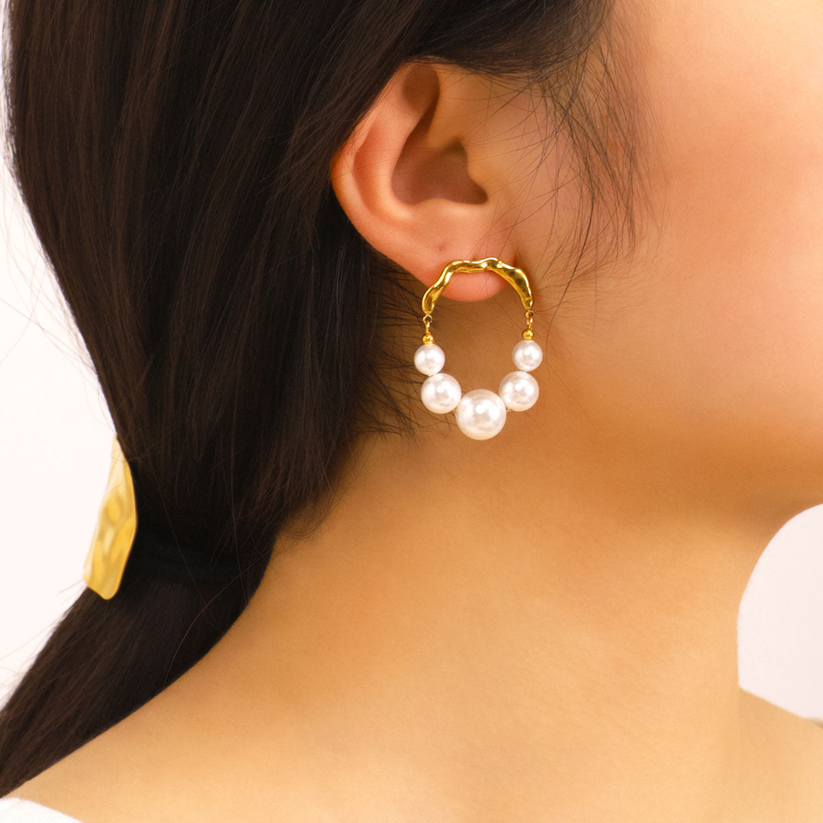 Orecchini minimalisti geometrici in acciaio inossidabile con perle, placcati sottovuoto in oro 18 carati da donna
