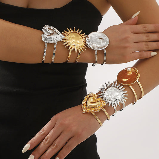 Bracciale con cuore geometrico ispirato al vintage in lega con perle simulate elettroplaccate da donna