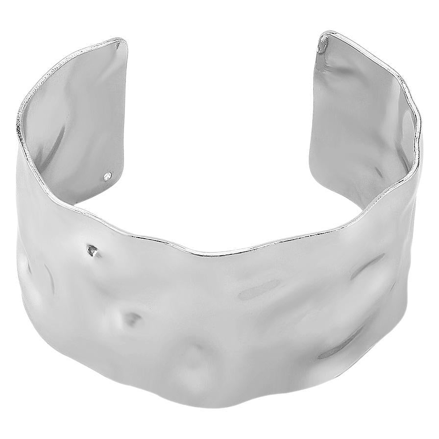Pulsera minimalista de mujer de apertura ancha, geométrica y texturizada, fabricada en hierro con acabado chapado