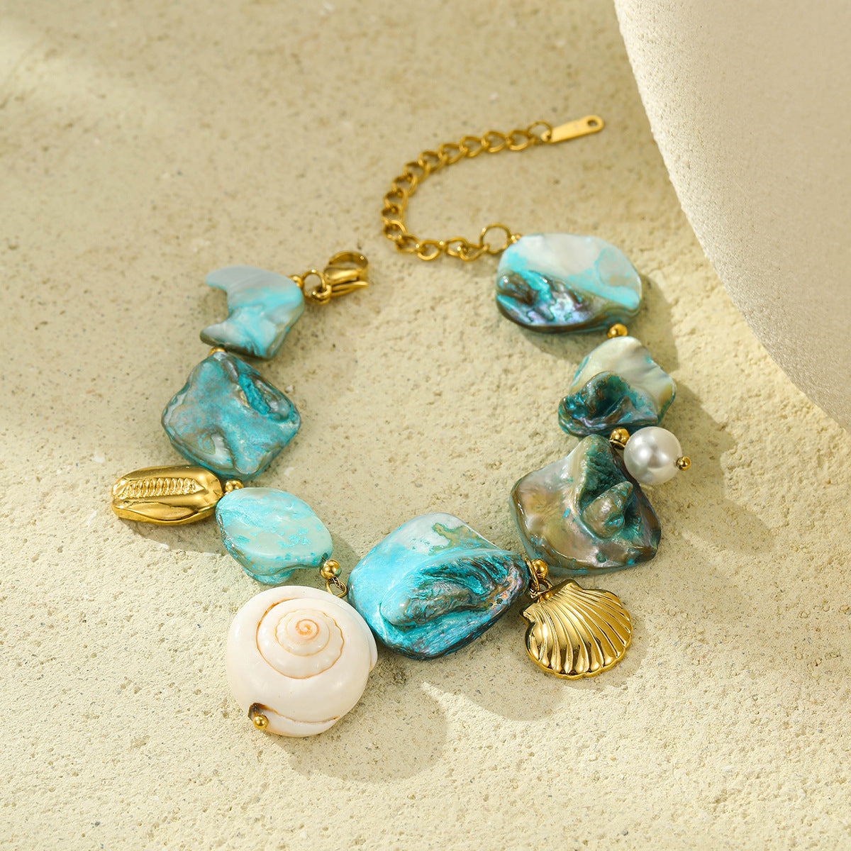 Bracciale da donna stile vacanza con conchiglie e perle in acciaio inossidabile placcato