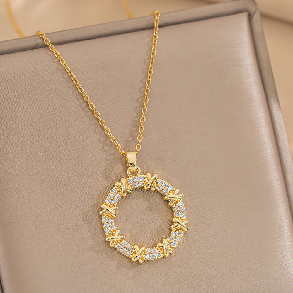 Collana Minimalista Geometrica a Forma di Ciambella in Acciaio al Titanio con Intarsio di Strass da Donna