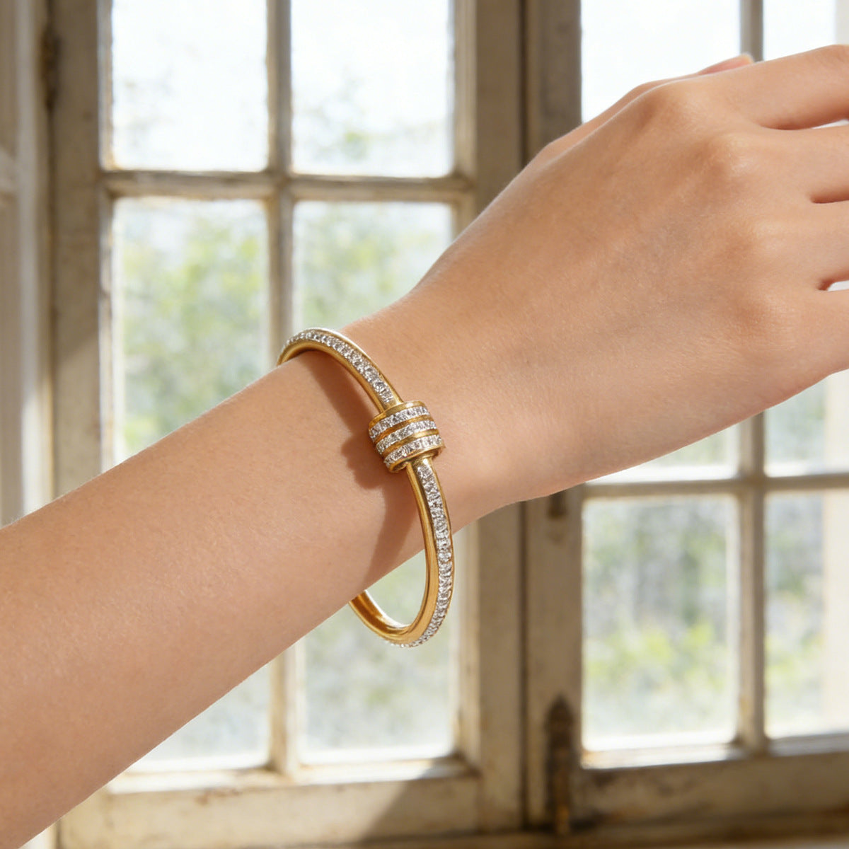Elegante Bracciale Rigido in Acciaio Inossidabile Placcato Oro 18K con Design Geometrico, Trifoglio e Chiodo