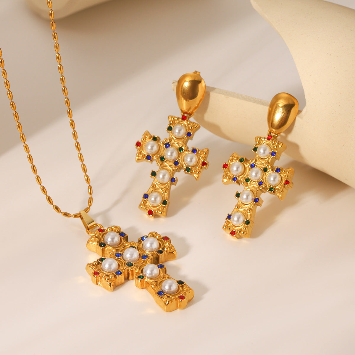 Collana con Pendente a Croce Stile Vintage in Acciaio Inossidabile con Intarsio di Perle e Placcatura in Oro 18K da Donna