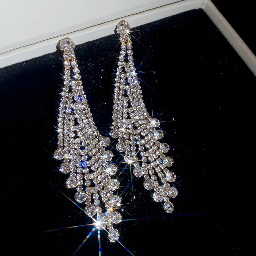 Orecchini pendenti da donna con nappine in stile europeo, intarsiati con strass e dalla forma geometrica