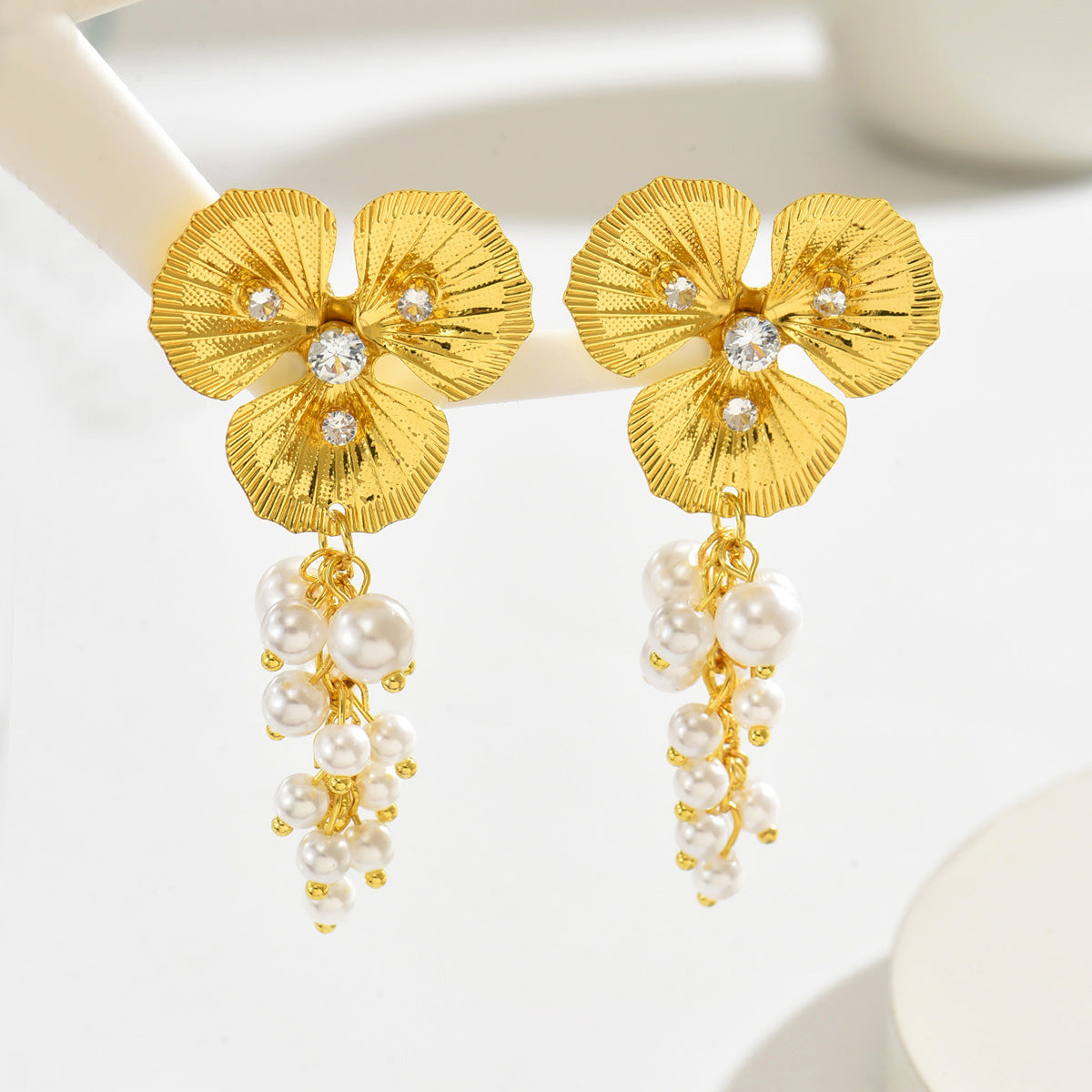 Pendientes florales geométricos de moda para mujer, de aleación de zinc con incrustaciones de perlas, pendientes versátiles para uso diario