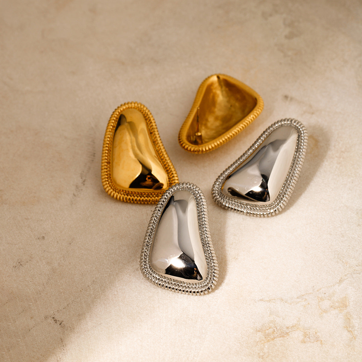 Orecchini a perno da donna in acciaio inossidabile placcato oro 18 carati con trama a pane a triangolo geometrico di tendenza
