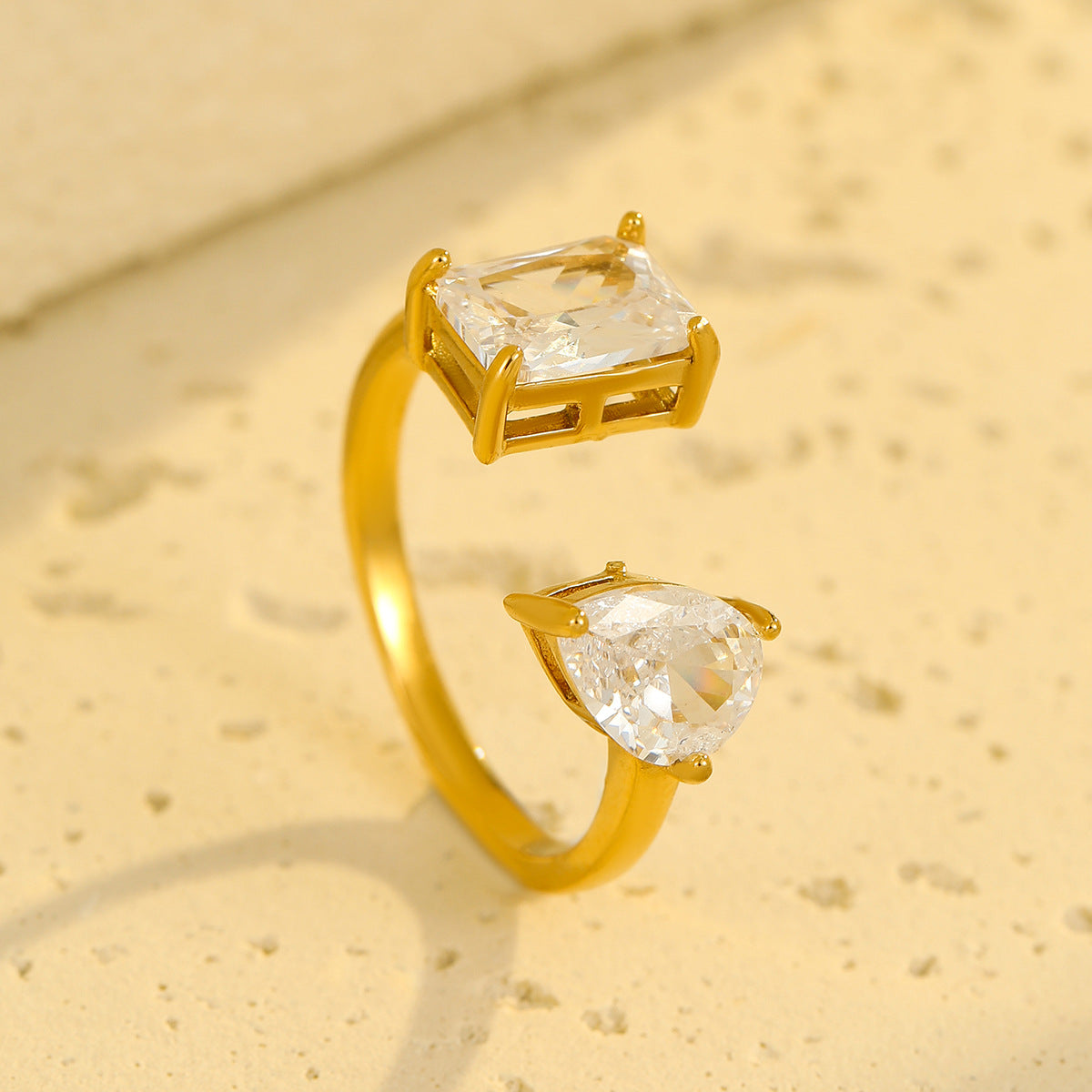 Anello minimalista quadrato da donna in acciaio inossidabile con intarsio in zircone e finitura placcata