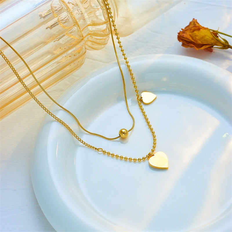 Collana pendente a cuore con conchiglia retrò francese minimalista in acciaio al titanio con finitura placcata per uno stile a strati