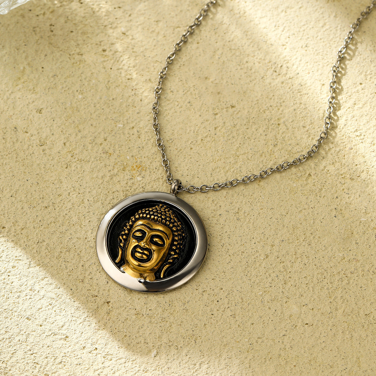 Collar con colgante de cabeza de Buda redondo de estilo vintage en acero titanio con chapado en oro, unisex