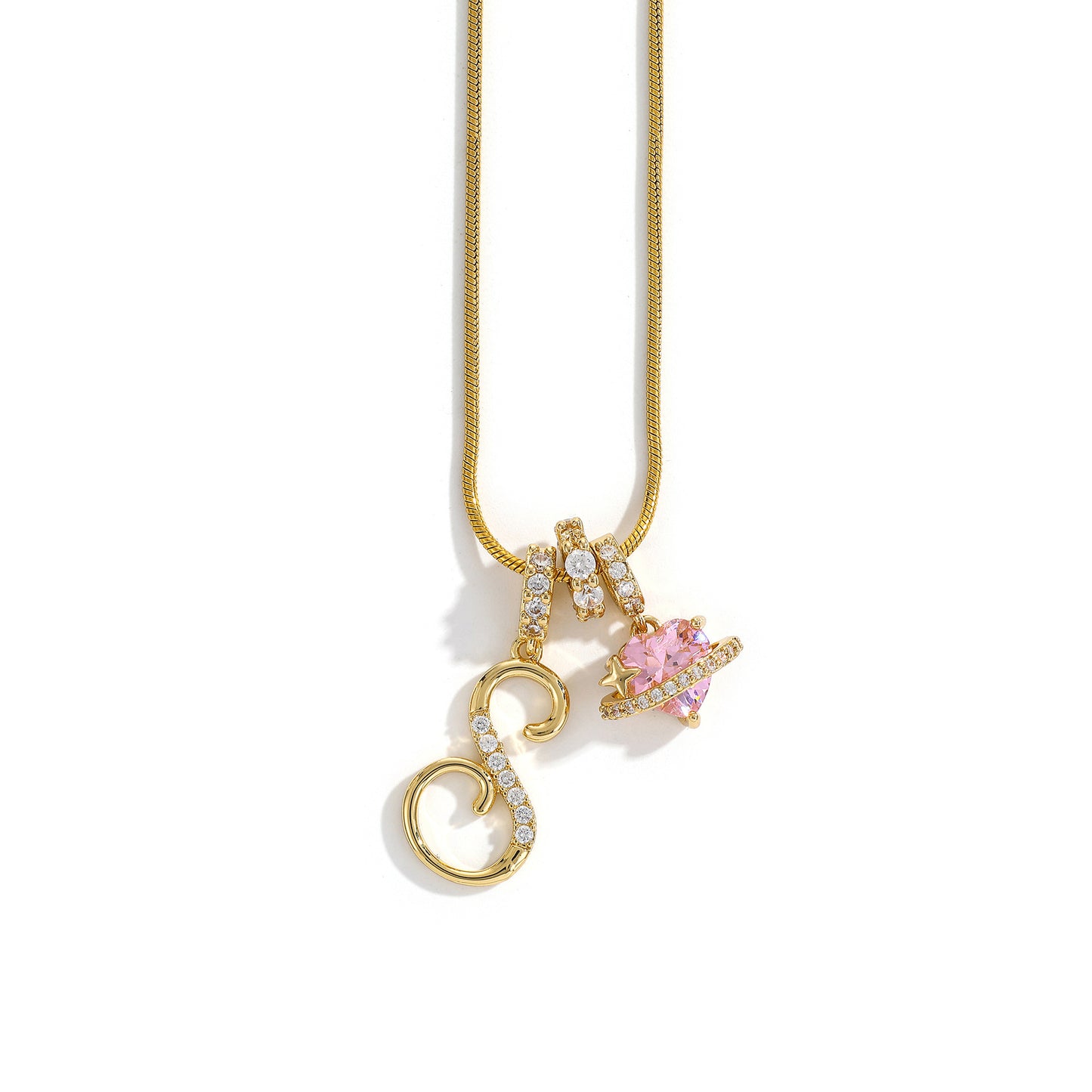 Collana con ciondolo a lettera minimalista in rame con intarsio di zirconi dal design geometrico per donna