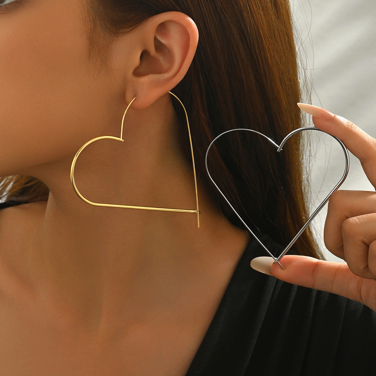 Orecchini a perno da donna in lega di zinco a forma di cuore, stile minimalista, con finitura galvanica, leggeri e lussuosi