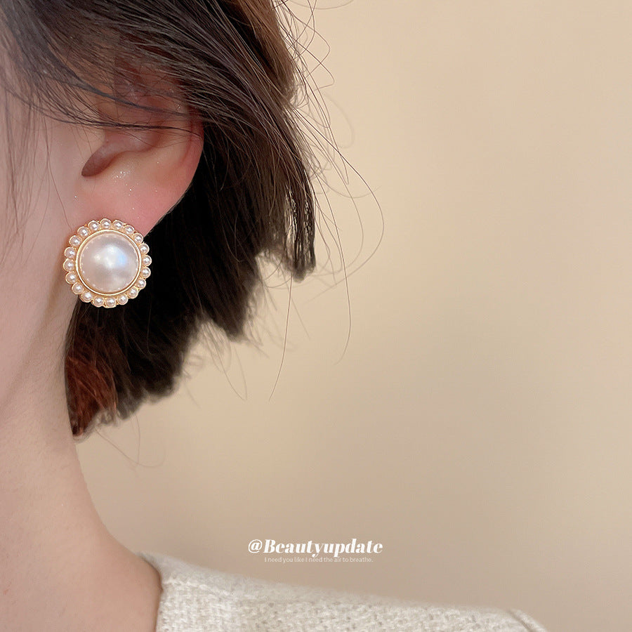Eleganti orecchini a perno con fiocco vintage e perle, con accenti di strass in acciaio placcato per donne