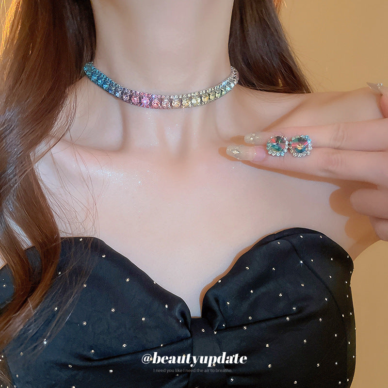 Parure elegante composta da collana con ciondolo geometrico e orecchini a perno da donna, in rame placcato