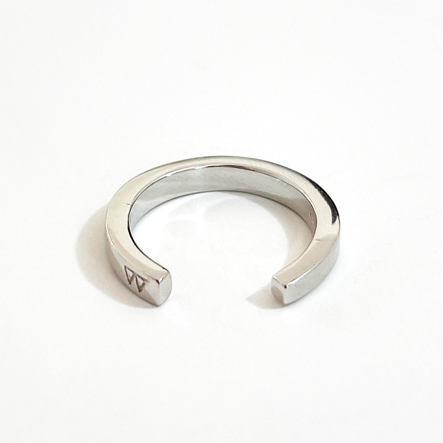 Anillo abierto de plata de ley 925 minimalista con forma geométrica pulida y alambre cuadrado macizo