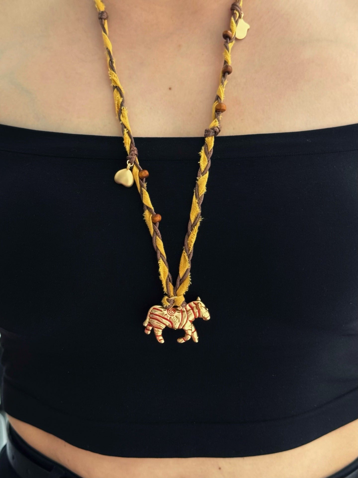 Collar con colgante de caballo minimalista de lujo para mujer en madera con chapado en oro de 18 quilates — Cadena para suéter de uso diario