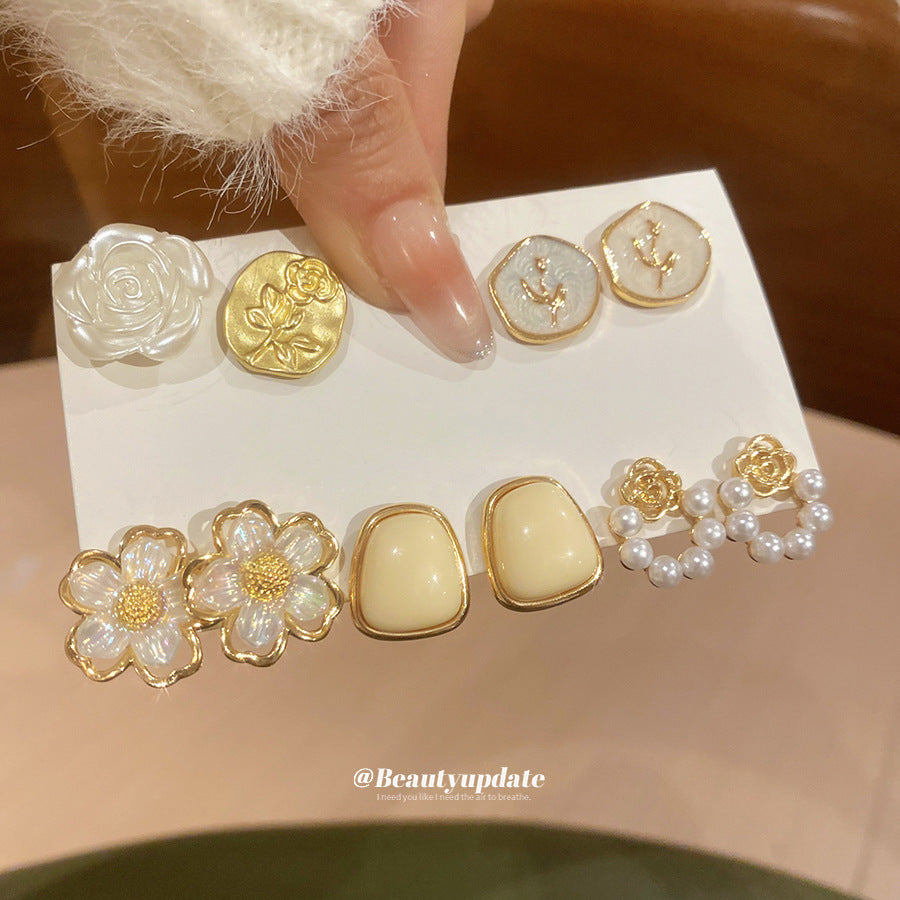 Elegante juego de pendientes de botón florales con perlas para mujer, con acabado de esmalte al óleo y postes de acero inoxidable