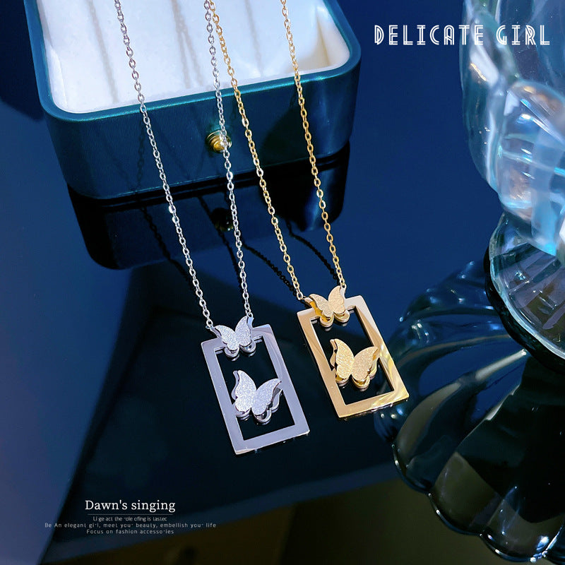 Collana con Ciondolo a Farfalla Minimalista in Acciaio al Titanio Placcato Oro per Donne e Uomini, Delicata Catena per Clavicole con Design a Cornice Geometrica