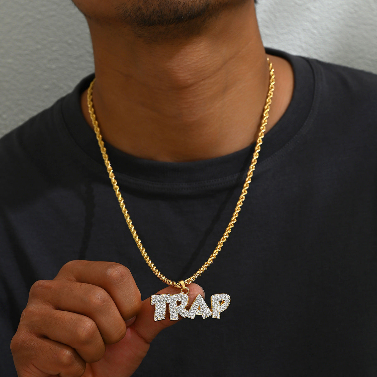 Collar con colgante de letras geométricas estilo Hip Hop para mujer con incrustaciones de diamantes de imitación en cadena de aleación