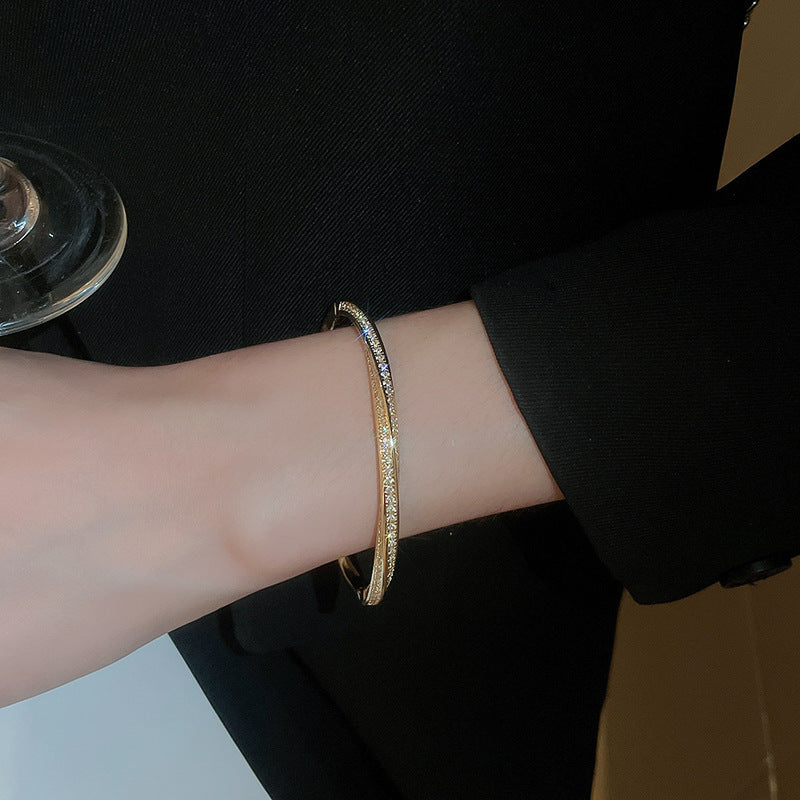Elegante bracciale da donna con fiore geometrico e accenti in zircone, in rame placcato, stile trendy da ufficio, gioiello versatile e lussuoso per la mano