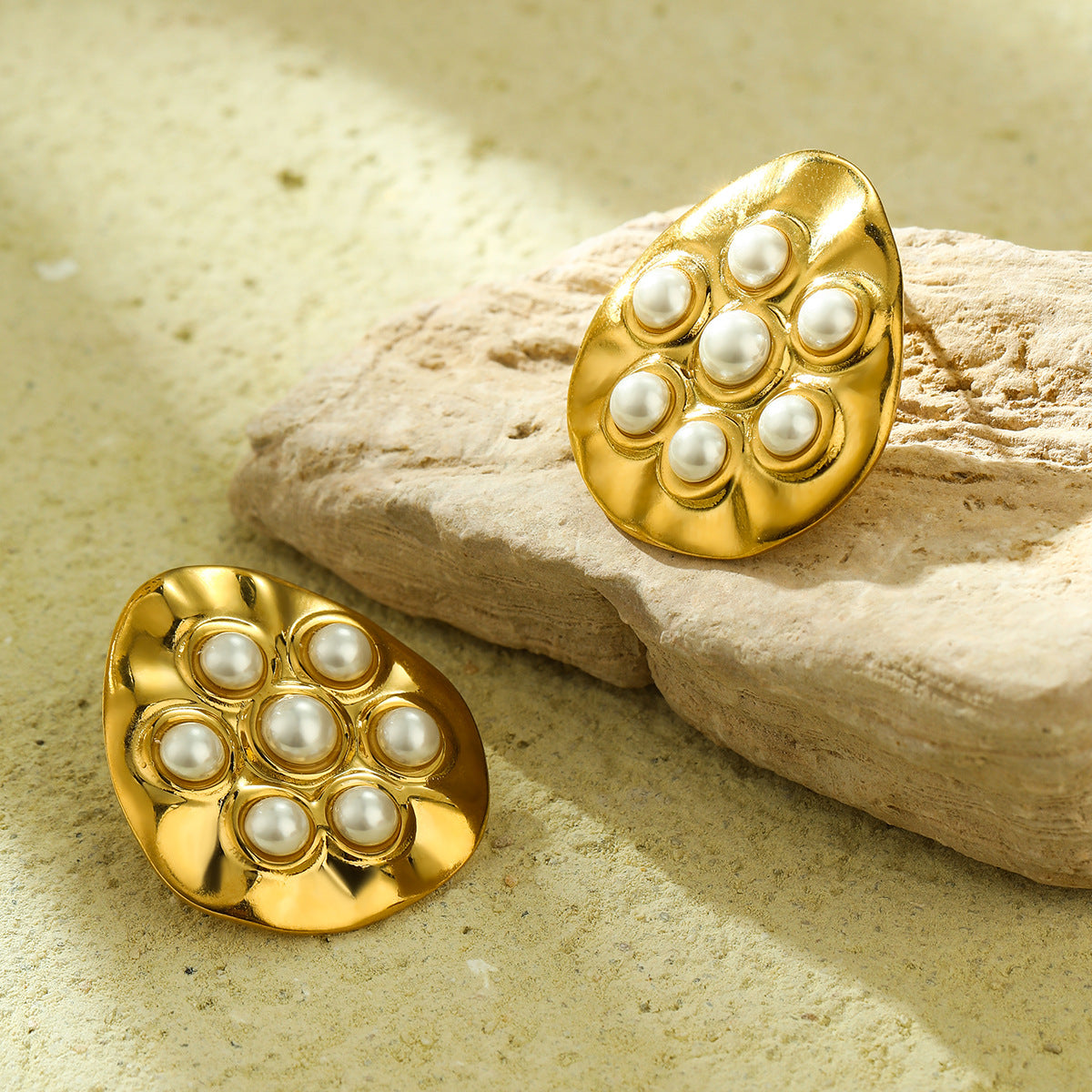 Pendientes geométricos redondos irregulares de estilo vintage en acero inoxidable con baño de oro de 18 quilates e incrustación de perlas