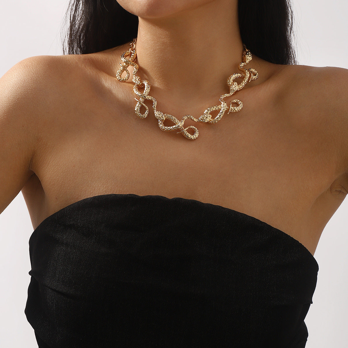 Fashionable Geometric Snake Pendant Necklace in Alloy with Electroplated Finish for Unisex Wear
