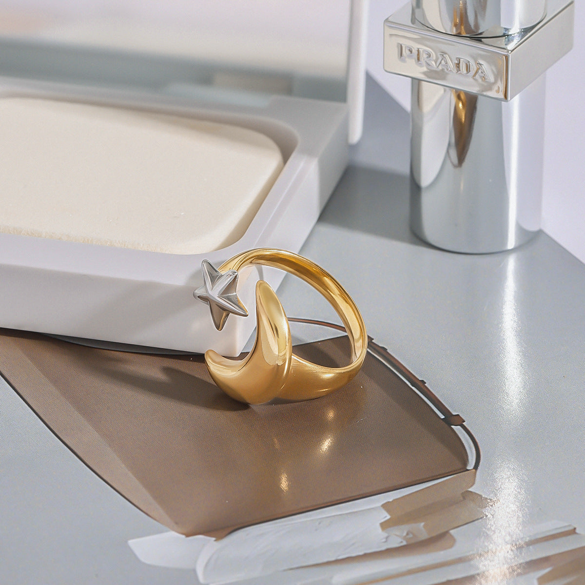Anillo para mujer chapado en acero inoxidable con diseño geométrico minimalista de estrella y luna